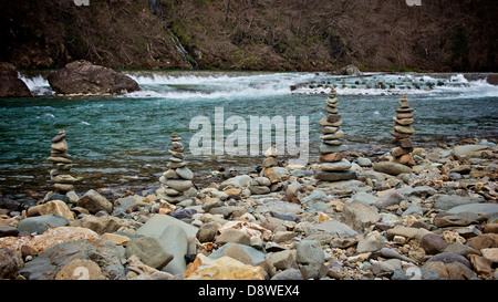 Pebble Cairn Torri di bilanciamento da fragoroso fiume al Dakigaeri Senboku Akita Giappone Foto Stock