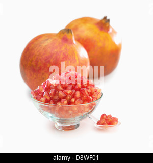 Tutto il melograno e i semi di melograno Foto Stock