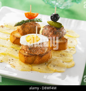 Mini hamburger su un letto di patate Foto Stock