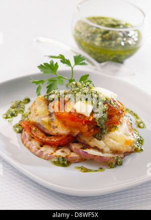 Bianco,melanzana pomodoro, formaggio di capra e pesto mille-"feuille Foto Stock