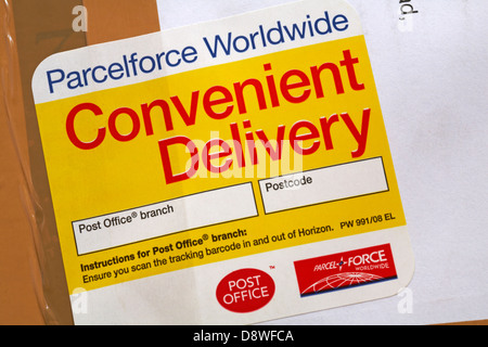 Parcelforce Worldwide comoda consegna adesivo sul pacco Foto Stock