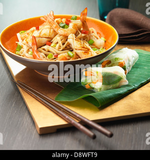 Frutti di mare di wok e involtini primavera Foto Stock