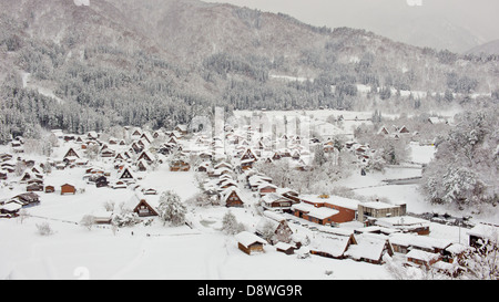 View of Snow Covered Shirakawa Ogimachi Village from atop a nearby Mountain in the afternoon. Foto Stock