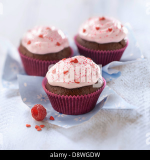 Tortini di cioccolato e rabboccato con lampone panna montata Foto Stock