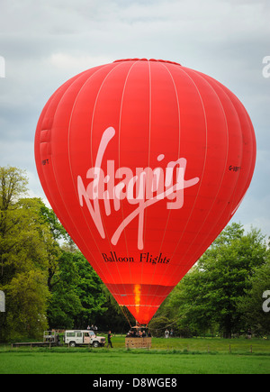 Preparazione per un volo in mongolfiera su South Lanarkshire Scozia Scotland Foto Stock