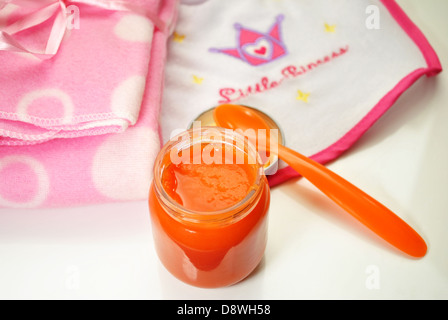 Orange alimenti per neonati con rosa e bianco a Bib Foto Stock