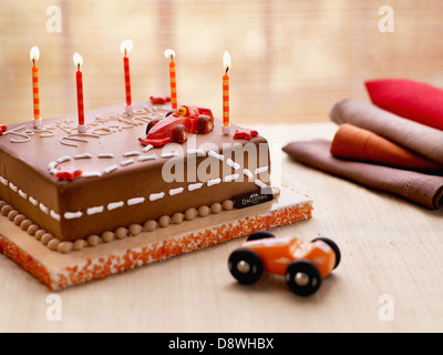 Torta di compleanno decorata con pasta di mandorle automobili ,Dalloyau creazione Foto Stock