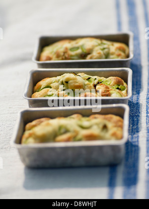 Zucchine e fava piccole torte salate Foto Stock