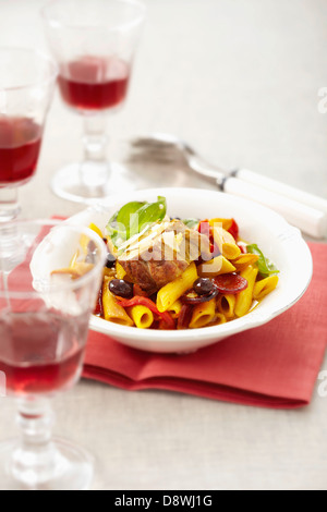 Il filet mignon, penne con chorizo, olive e pomodori Foto Stock