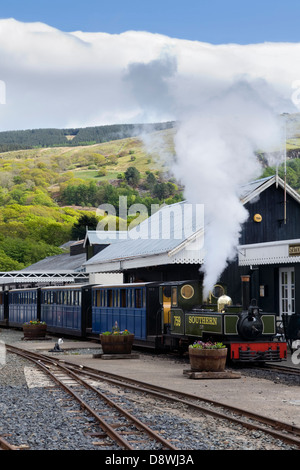 Fairbourne ferrovia in miniatura sulla costa della Baia di Barmouth, Gwynedd, Wales, Regno Unito nella giornata di sole Foto Stock