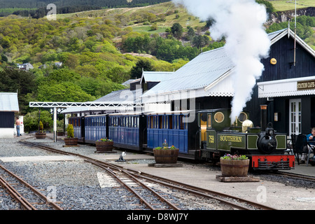 Fairbourne ferrovia in miniatura sulla costa della Baia di Barmouth, Gwynedd, Wales, Regno Unito nella giornata di sole Foto Stock