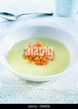 Crema di sedano rapa e zuppa di cetriolo con dadolata di pomodoro e olive verdi Foto Stock