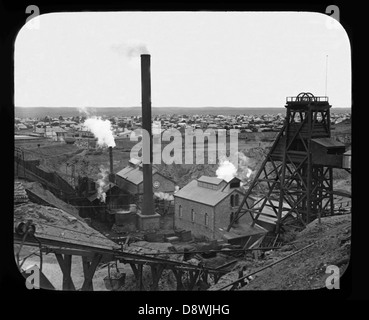 Un'immagine storica in bianco e nero delle operazioni minerarie a Broken Hill nel nuovo Galles del Sud. La fotografia degli archivi dello State Records mostra l'attività mineraria, offrendo informazioni sull'industria regionale e sulla storia dell'estrazione mineraria in Australia. Foto Stock