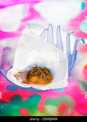 Albicocche con rosmarino cotto in carta oleata Foto Stock