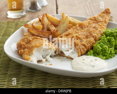 Scaglie di pesce salsa tartara fiacco piselli ristorante Foto Stock