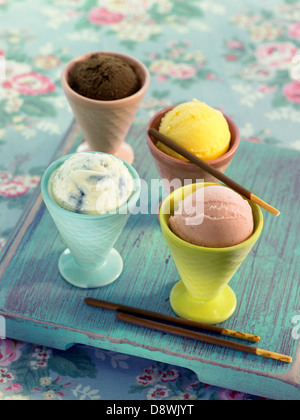 Aromatizzate diverse palline di gelato Foto Stock