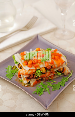 Lasagne a freddo con i molluschi e i crostacei. Ricetta disponibile. Foto Stock