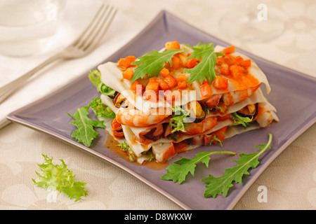 Lasagne a freddo con i molluschi e i crostacei. Ricetta disponibile. Foto Stock