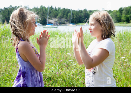 Ragazze battendo le mani Foto Stock