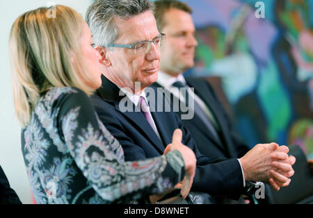 Il Ministro della Difesa tedesco, Thomas de Maiziere (CDU, c) partecipa a una riunione del gabinetto tedesco con il Ministro tedesco degli affari della famiglia Kristina Schroeder (CDU, L) e il ministro tedesco della Salute Daniel Bahr (FDP) presso la cancelleria federale a Berlino, Germania, 05 giugno 2013. Foto: KAY NIETFELD Foto Stock