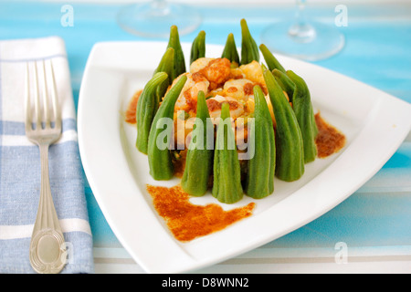 L'Okra con gamberi. Ricetta disponibile. Foto Stock