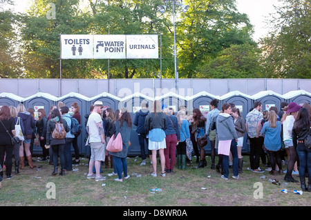 Le code per i bagni in un pop/rock festival. (Campo giorno) Foto Stock