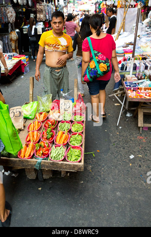 Venditore di frutta sulla Divisoria Market a Manila nelle Filippine Foto Stock