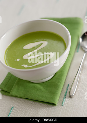 Zuppa verde a zig-zag bianco tovaglia tavola igienico cucchiaio Foto Stock