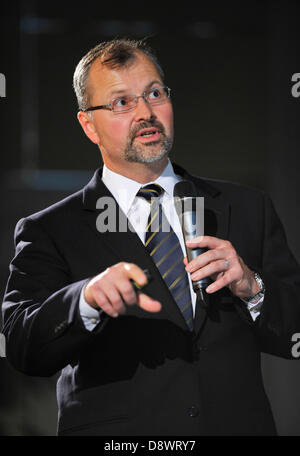 Il dott. Bohdan Pomahac, direttore di chirurgia plastica trapianto al Brigham Women's Hospital è visto durante una conferenza sulla ricostruzione facciale il trapianto in auditorium della Facoltà di Diritto dell Università Palacky a Olomouc, Repubblica Ceca, Giugno 5, 2013. Pomahac otterrà un dottorato onorario presente giovedì. (CTK foto/Ludek Perina) Foto Stock