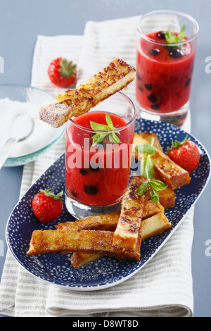 Toast alla francese e frutti estivi minestra di menta fresca Foto Stock