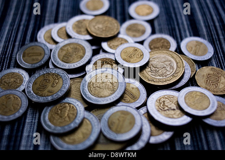 Un mucchio di Peso messicano monete. Foto Stock