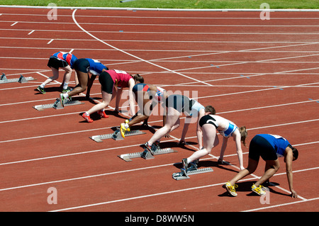 Atletica, ragazze adolescenti 100m gara. Foto Stock