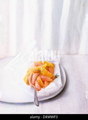 Agrumi cucinato in carta oleata Foto Stock