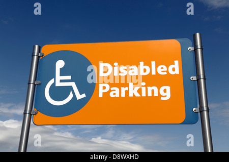 Parcheggio Disabili segno, supermercato Tesco Car Park, Regno Unito Foto Stock