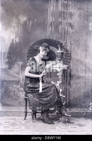 Circa 1900 fotografia, ritratto di una giovane donna guatemalteca, da un vetro originale negativo. Foto Stock