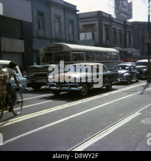 Aprile 1965 la fotografia del traffico su una strada di Città del Messico. Foto Stock