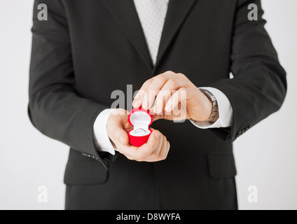 Uomo con confezione regalo e anello di nozze Foto Stock
