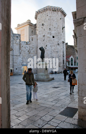 La torre veneziana in Trg Brace Radica (quadrato di Radic fratelli) appena al di fuori del palazzo di Diocleziano a Split, Croazia. Foto Stock