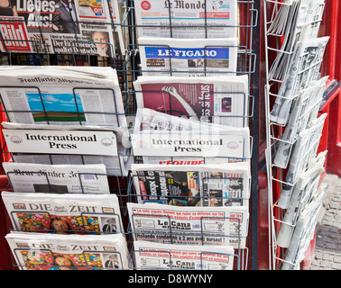 stampa mondiale e giornali e giornali internazionali uk in vendita in un newsagents in un centro città del regno unito Foto Stock