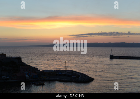 Baia di Marsiglia e Muro del Mare all'ingresso del Porto Vecchio al Tramonto di Marsiglia Provenza Francia Foto Stock