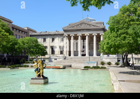 Palais de Justice (1856-1862) o Palazzo di Giustizia di Marsiglia e Place Montyon o Piazza della Città con Fontana ornamentale e scultura barocca Marseille Francia Foto Stock