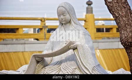 Arte pubblica Statua di Murasaki Shikibu, l'autore del racconto di Genji, dalla sponda del fiume Uji, nei pressi del ponte di Uji Foto Stock