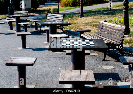 Scacchi tavoli e panche Foto Stock