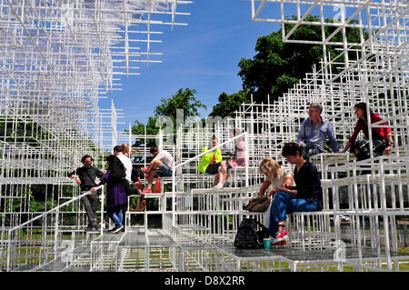 Ai visitatori di rilassarsi nelle Serpentine Gallery pavilion, progettato dall'architetto giapponese Sou Fujimoto. Londra, Regno Unito. Foto Stock