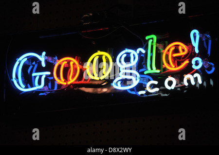 Il Neon Google Accedi nel Googleplex - Google la sede centrale globale a Mountain View Silicon Valley in California. Solo uso editoriale Foto Stock