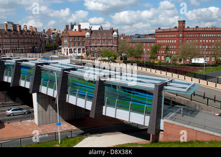 Il centro di Wolverhampton si vede attraverso il ponte di interscambio, West Midlands, Regno Unito Foto Stock