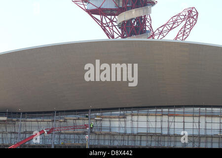 Stratford London, Regno Unito. 5 Giugno, 2013. I lavoratori sui ponteggi trasformare l'acquario presso la Queen Elizabeth Park che si prepara ad aprire al pubblico il 27 luglio seguente la riqualificazione e la trasformazione di un anno dopo la chiusura del London 2012 giochi olimpici. Il parco del Nord sarà la prima area all aperto nel luglio 2013 che include green Parklands. Il Sud Plaza è programmato per aprire a Pasqua 2014 incluso l'orbita e Aquatics Centre. Credito: amer ghazzal/Alamy Live News Foto Stock