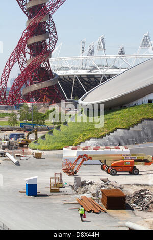 Stratford London, Regno Unito. 5 Giugno, 2013. Queen Elizabeth Park si prepara ad aprire al pubblico il 27 luglio seguente la riqualificazione come parte dei giochi olimpici eredità un anno dopo la chiusura del London 2012 giochi olimpici. Il parco del Nord sarà la prima area all aperto nel luglio 2013 che include verdi parchi e sentieri percorribili a piedi. Il Sud Plaza è programmato per aprire a Pasqua 2014 incluso l'orbita e Aquatics Centre. Credito: amer ghazzal/Alamy Live News Foto Stock