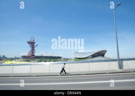 Stratford London, Regno Unito. 5 Giugno, 2013. Queen Elizabeth Park si prepara ad aprire al pubblico il 27 luglio seguente la riqualificazione come parte dei giochi olimpici eredità un anno dopo la chiusura del London 2012 giochi olimpici. Il parco del Nord sarà la prima area all aperto nel luglio 2013 che include verdi parchi e sentieri percorribili a piedi. Il Sud Plaza è programmato per aprire a Pasqua 2014 incluso l'orbita e Aquatics Centre. Credito: amer ghazzal/Alamy Live News Foto Stock