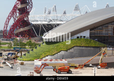 Stratford London, Regno Unito. 5 Giugno, 2013. Queen Elizabeth Park si prepara ad aprire al pubblico il 27 luglio seguente la riqualificazione come parte dei giochi olimpici eredità un anno dopo la chiusura del London 2012 giochi olimpici. Il parco del Nord sarà la prima area all aperto nel luglio 2013 che include verdi parchi e sentieri percorribili a piedi. Il Sud Plaza è programmato per aprire a Pasqua 2014 incluso l'orbita e Aquatics Centre. Credito: amer ghazzal/Alamy Live News Foto Stock